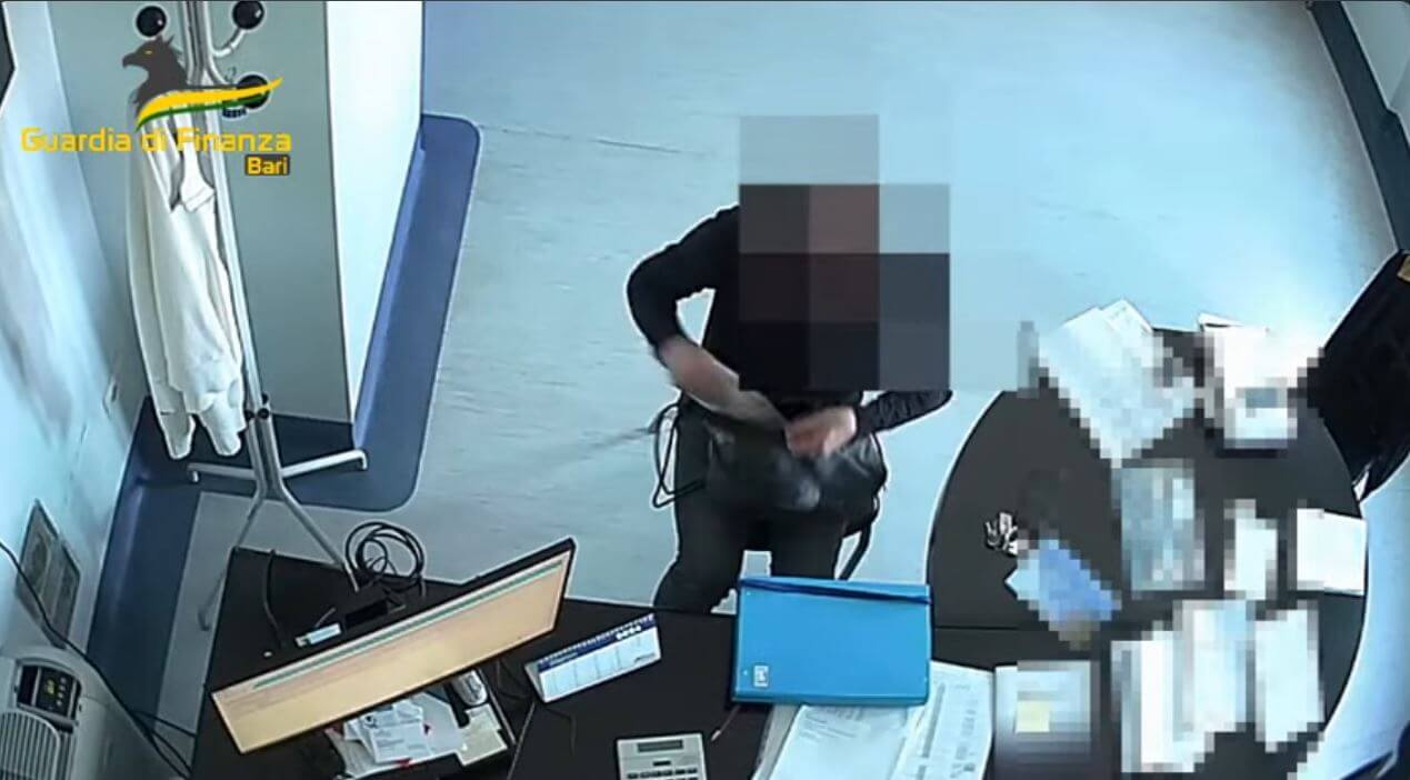 Presunte tangenti nell’Asl Bari, la funzionaria resta in carcere: respinta l’istanza per i domiciliari Presunte tangenti nell’Asl Bari, la funzionaria resta in carcere: respinta l’istanza per i domiciliari