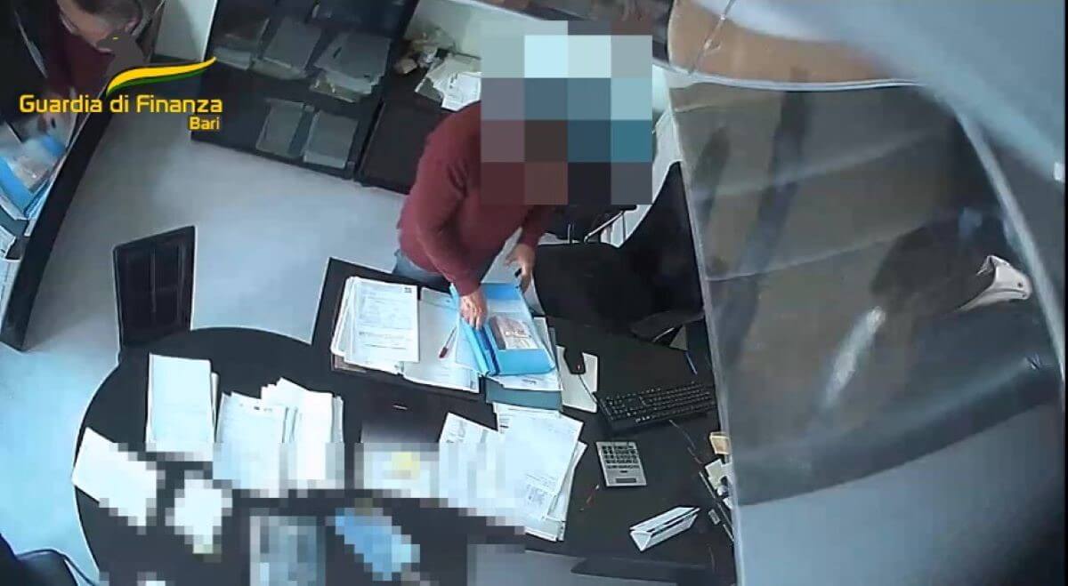 Appalti truccati nell’Asl Bari, Sansolini ammette le tangenti. La difesa chiede i domiciliari Appalti truccati nell’Asl Bari, Sansolini ammette le tangenti. La difesa chiede i domiciliari