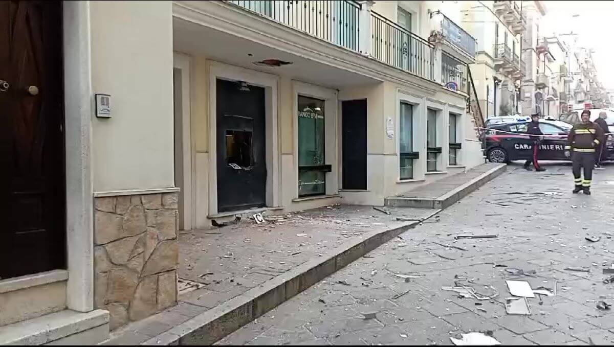 Bancomat nel mirino dei banditi in Puglia: due assalti nella notte nelle province di Bari e Foggia – VIDEO Bancomat nel mirino dei banditi in Puglia: due assalti nella notte nelle province di Bari e Foggia – VIDEO