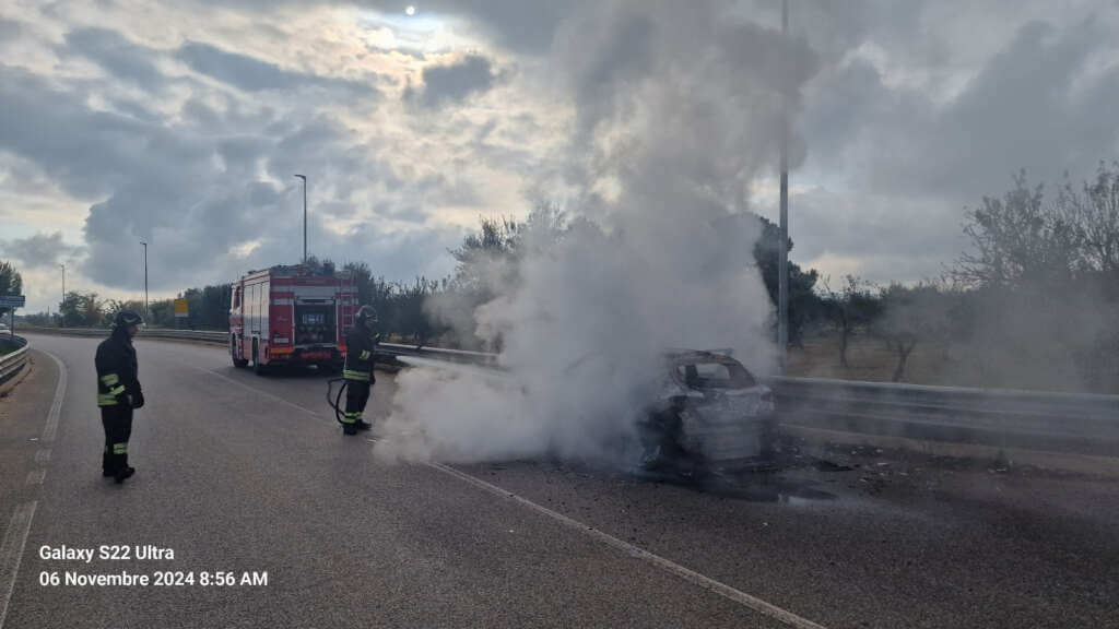 Terrore sulla Ss 96, assaltano al portavalori con bombe carta e kalashnikov: ingente il bottino – VIDEO Terrore sulla Ss 96, assaltano al portavalori con bombe carta e kalashnikov: ingente il bottino – VIDEO