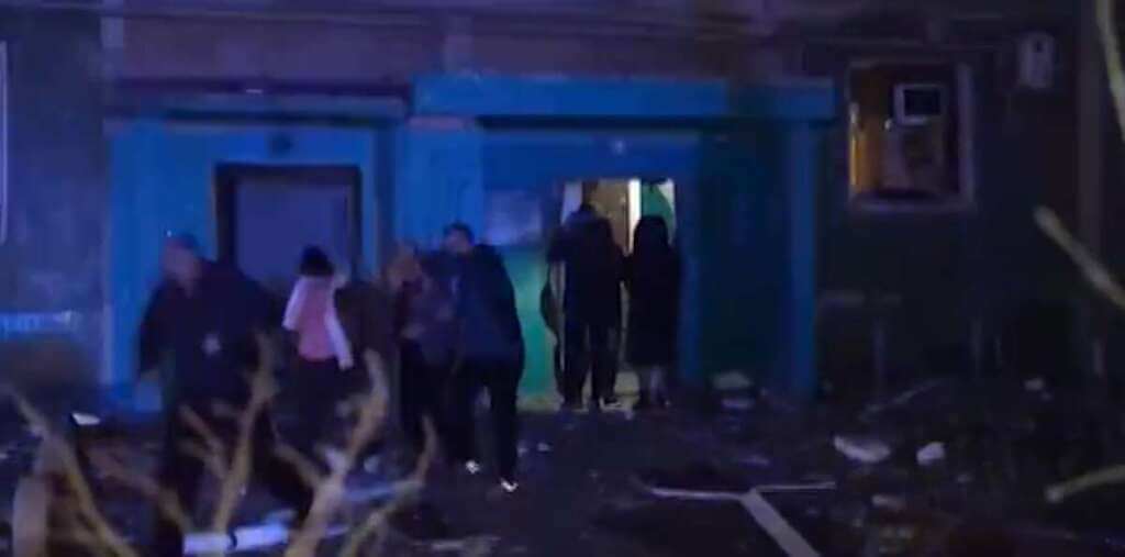 Galleria foto 'Ucraina, un drone russo attacca un dormitorio a Hlukhiv: morte 7 persone tra cui un bambino' - foto 1
