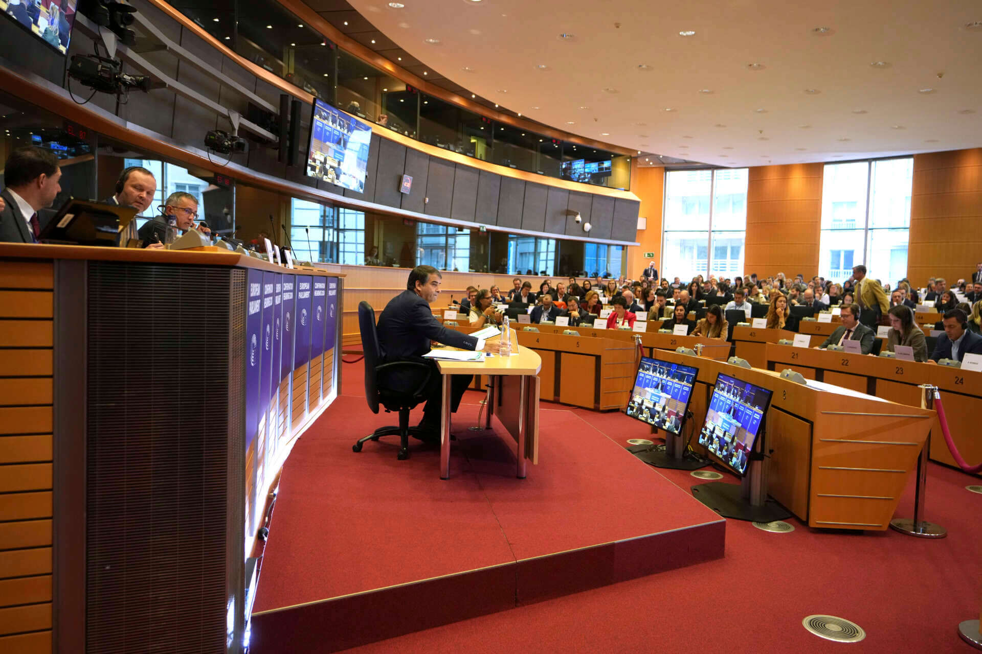 Commissione Ue, Fitto: «L’Europa è casa nostra». Ma slitta il via libera, Pd diviso sulla nomina