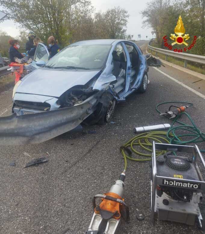 Francavilla Fontana, auto “infilzata” dal guard rail: paura per una donna sulla Ss 7 – FOTO Francavilla Fontana, auto “infilzata” dal guard rail: paura per una donna sulla Ss 7 – FOTO