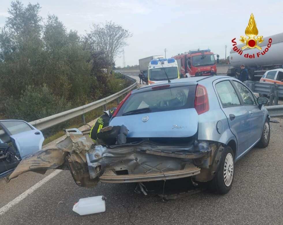 Francavilla Fontana, auto “infilzata” dal guard rail: paura per una donna sulla Ss 7 – FOTO Francavilla Fontana, auto “infilzata” dal guard rail: paura per una donna sulla Ss 7 – FOTO