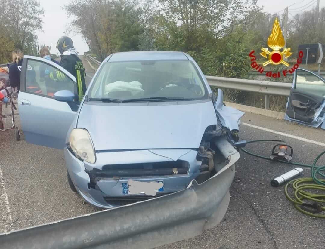 Francavilla Fontana, auto “infilzata” dal guard rail: paura per una donna sulla Ss 7 – FOTO Francavilla Fontana, auto “infilzata” dal guard rail: paura per una donna sulla Ss 7 – FOTO
