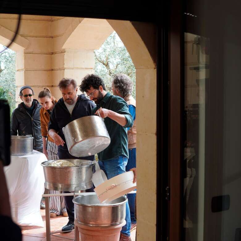 Cracco e il super cast di “Dinner Club” al forno di Altamura: «La focaccia è buonissima» – VIDEO