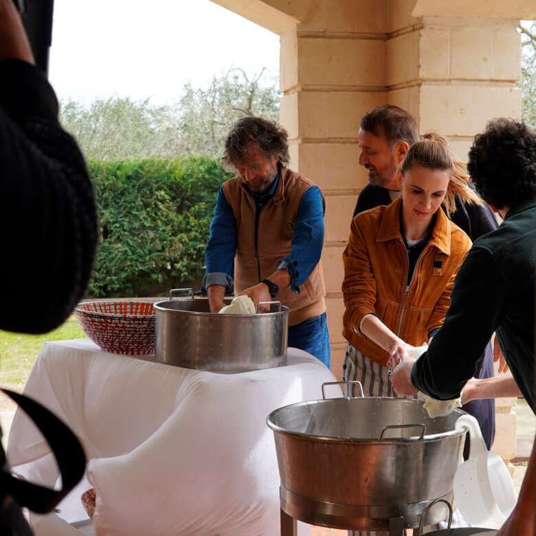 Cracco e il super cast di “Dinner Club” al forno di Altamura: «La focaccia è buonissima» – VIDEO