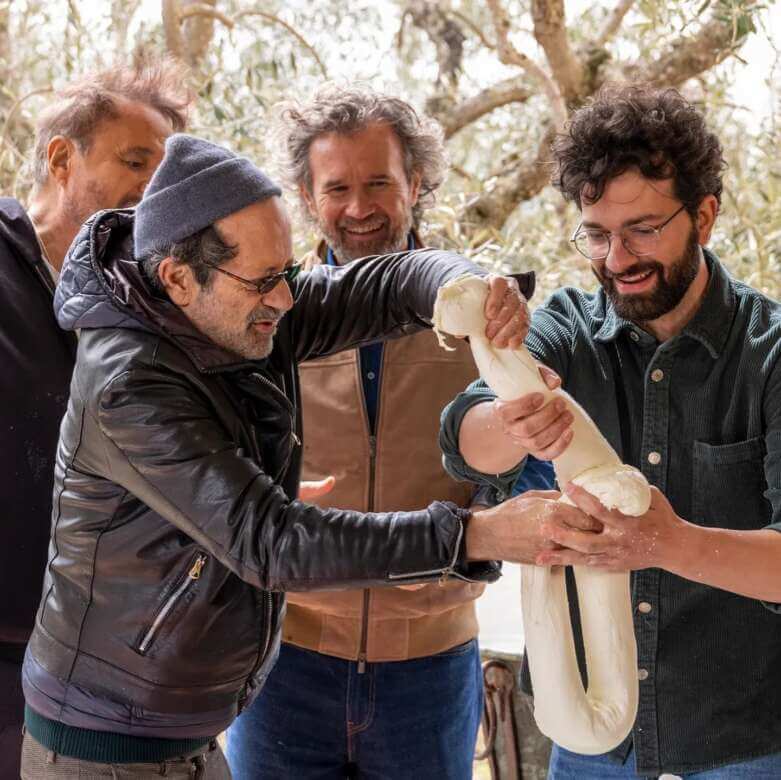 Cracco e il super cast di “Dinner Club” al forno di Altamura: «La focaccia è buonissima» – VIDEO