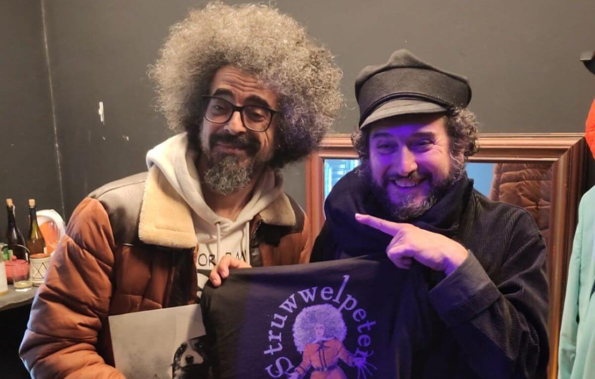 Vinicio Capossela “concia per le feste” Molfetta: dopo il concerto l’abbraccio con Caparezza
