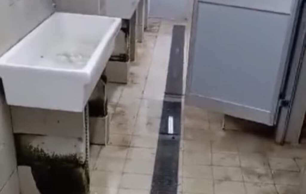 Galleria foto 'Bari, il video-choc dal Cara di Palese: «Sporcizia, degrado e niente acqua calda»' - foto 1