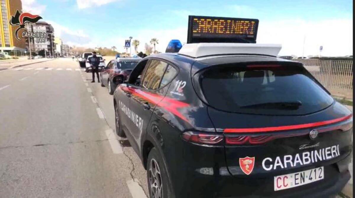 Paura in una scuola di Bari: un giovane fa irruzione, picchia uno studente e fugge