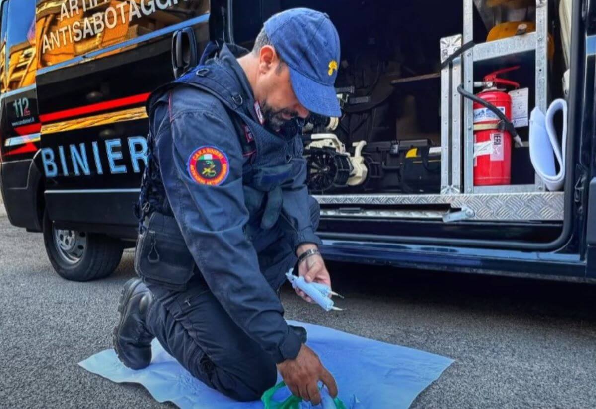 Lecce, in classe con 14 bombe carta: si allarga l’inchiesta. Altri minori sotto indagine Lecce, in classe con 14 bombe carta: si allarga l’inchiesta. Altri minori sotto indagine