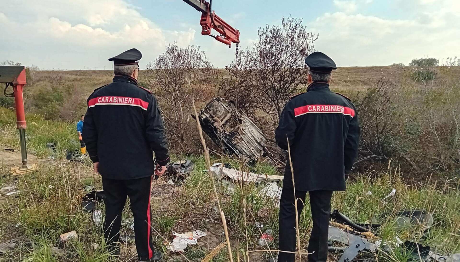 Auto rubate e incendiate, le carcasse nel torrente Carapelle: «Un centinaio in due mesi»