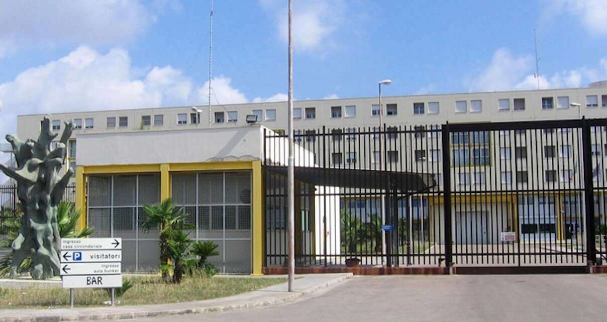Lecce, trovati cellulari e droga in carcere: scatta la denuncia per sette detenuti Lecce, trovati cellulari e droga in carcere: scatta la denuncia per sette detenuti