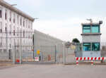 Carcere di Taranto, scopre droga in un pacco e viene aggredito da un detenuto: costola fratturata per l’agente