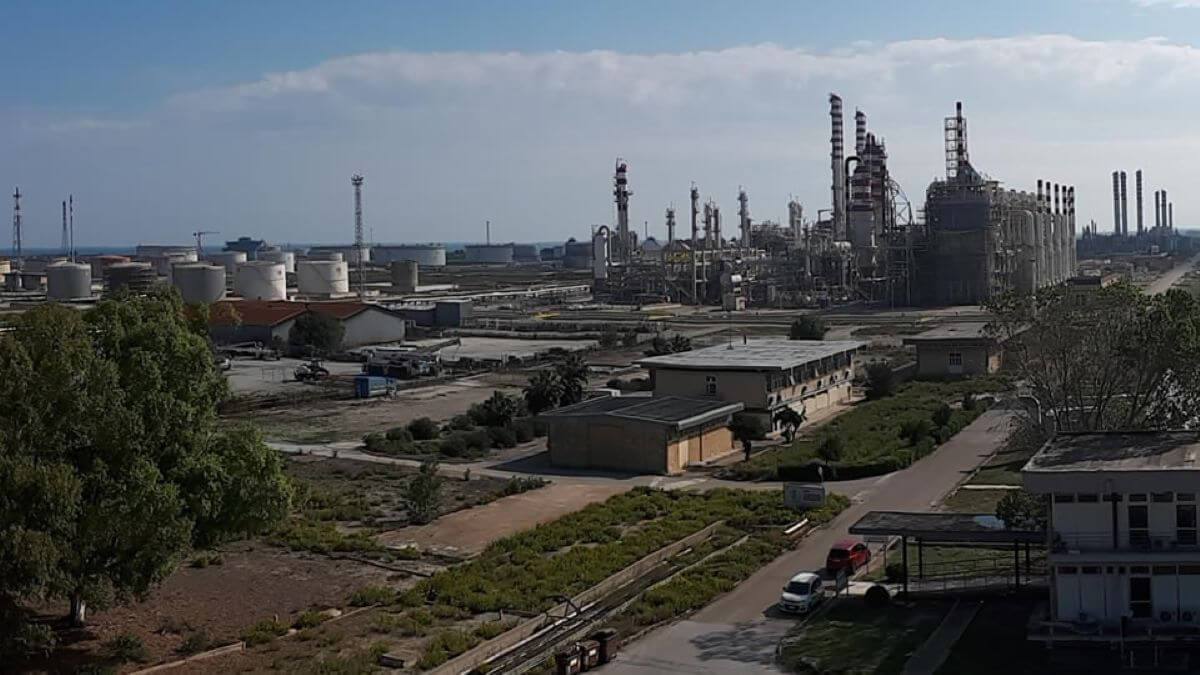 Il piano di Eni e Versalis per il sito di Brindisi non soddisfa: «Sarà un’altra bomba sociale»