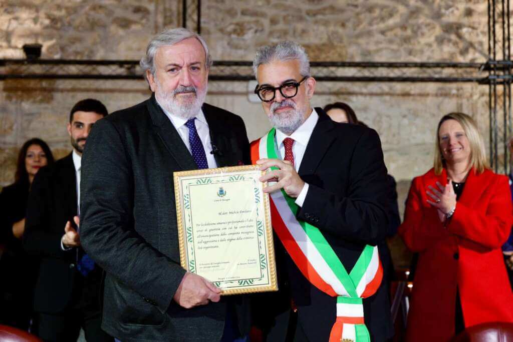 I magistrati Emiliano e De Donno cittadini onorari di Mesagne: «Grande orgoglio» – VIDEO I magistrati Emiliano e De Donno cittadini onorari di Mesagne: «Grande orgoglio» – VIDEO