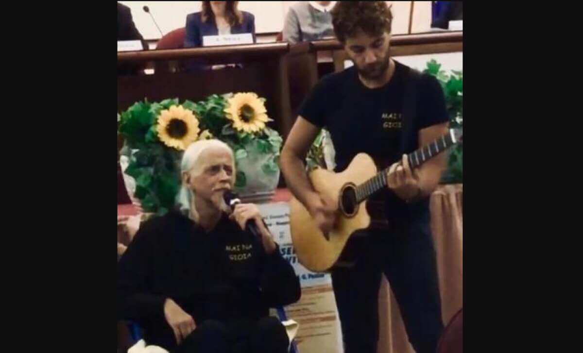 Brindisi, musicista perde l’uso delle mani: il fisioterapista gliele “presta” e incidono un brano
