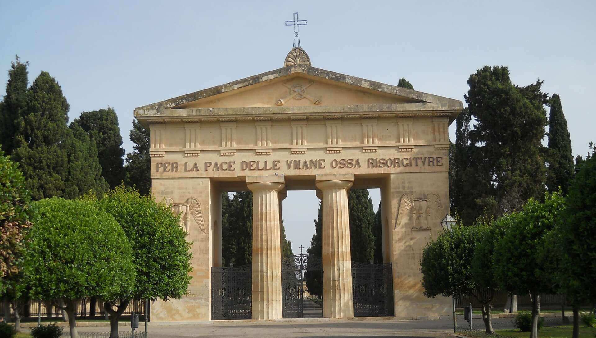 Giallo nel cimitero di Lecce: trovato uno scheletro umano senza bara. Indaga la polizia