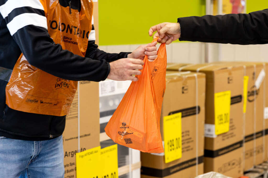 Galleria foto 'Torna la Colletta alimentare: volontari in campo per distribuire cibo a mense e case famiglia' - foto 1