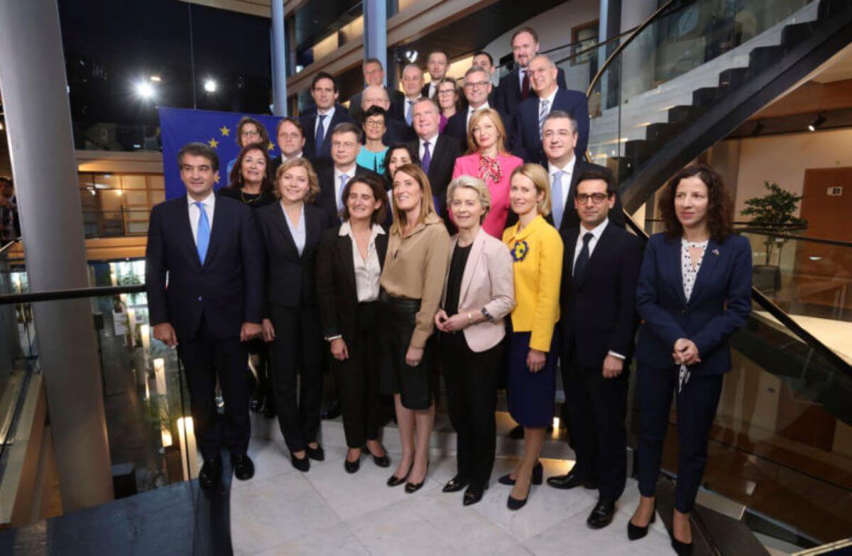 Ue, ok alla Commissione von der Leyen bis. Fitto vice: «Fondamentale lavorare tutti insieme» Ue, ok alla Commissione von der Leyen bis. Fitto vice: «Fondamentale lavorare tutti insieme»