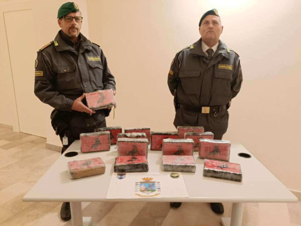 Galleria foto 'Lecce, trasportava 17 kg di cocaina: avrebbero fruttato 2 milioni di euro. Arrestato un 50enne' - foto 1
