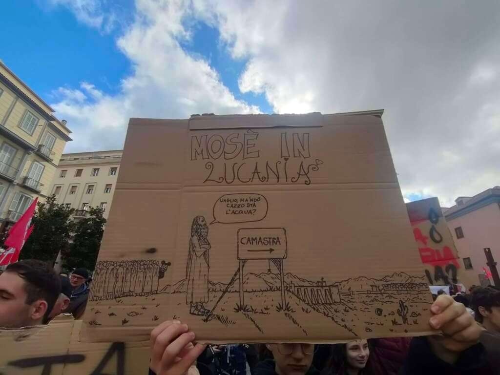 Crisi idrica in Basilicata, studenti in piazza a Potenza: «Abbiamo diritto alla doccia» – FOTO