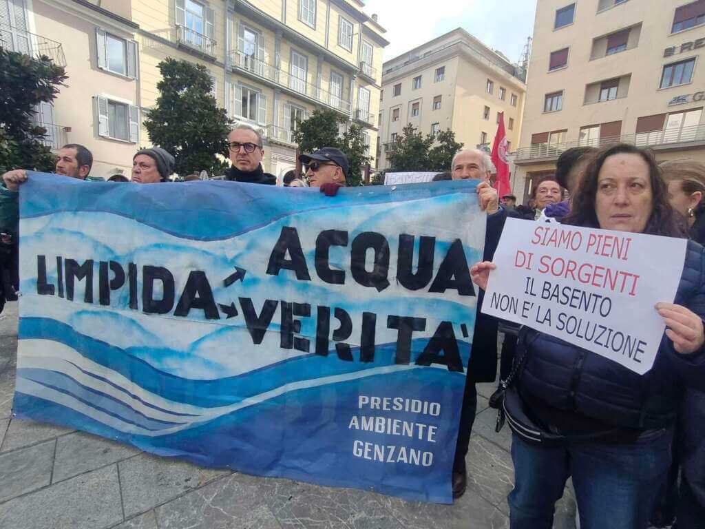 Crisi idrica in Basilicata, studenti in piazza a Potenza: «Abbiamo diritto alla doccia» – FOTO