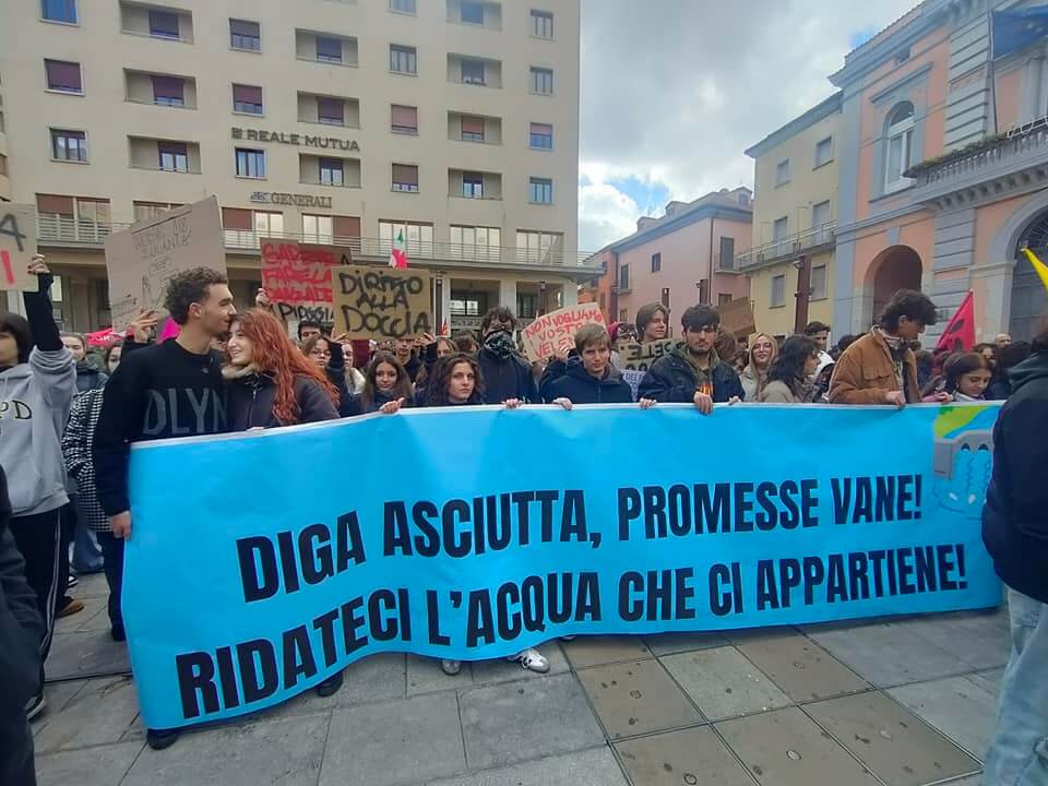 Crisi idrica in Basilicata, studenti in piazza a Potenza: «Abbiamo diritto alla doccia» – FOTO