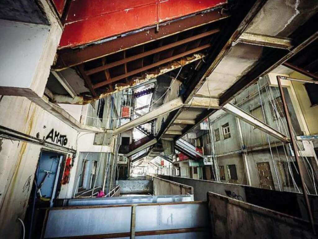 Galleria foto 'Torna la paura a Napoli, nuovo crollo alle Vele di Scampia: evacuate sei famiglie' - foto 1