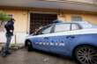 Napoli, parte un colpo dalla pistola e ferisce la figlia di 7 anni: denunciato 46enne