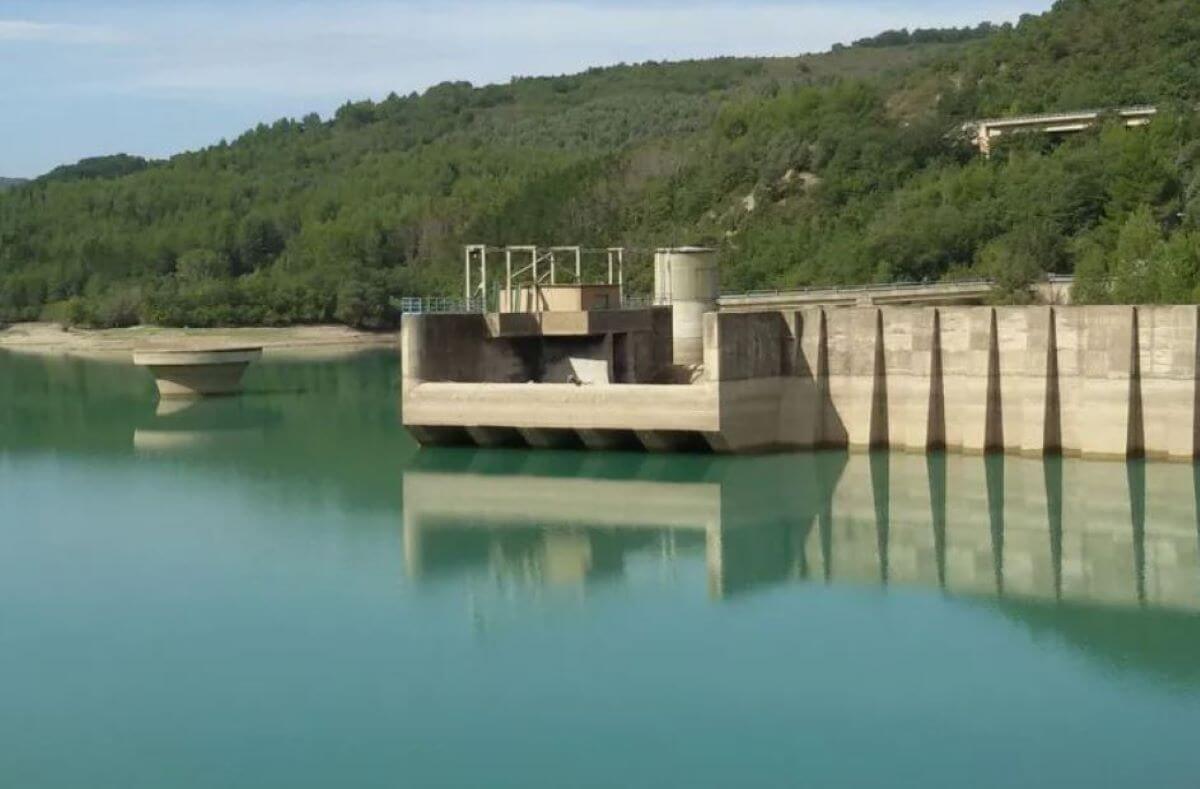 Crisi idrica in Basilicata, dai rubinetti acqua gialla ma la Commissione d’inchiesta non ci sarà Crisi idrica in Basilicata, dai rubinetti acqua gialla ma la Commissione d’inchiesta non ci sarà