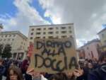 Crisi idrica in Basilicata, studenti in piazza a Potenza: «Abbiamo diritto alla doccia» – FOTO