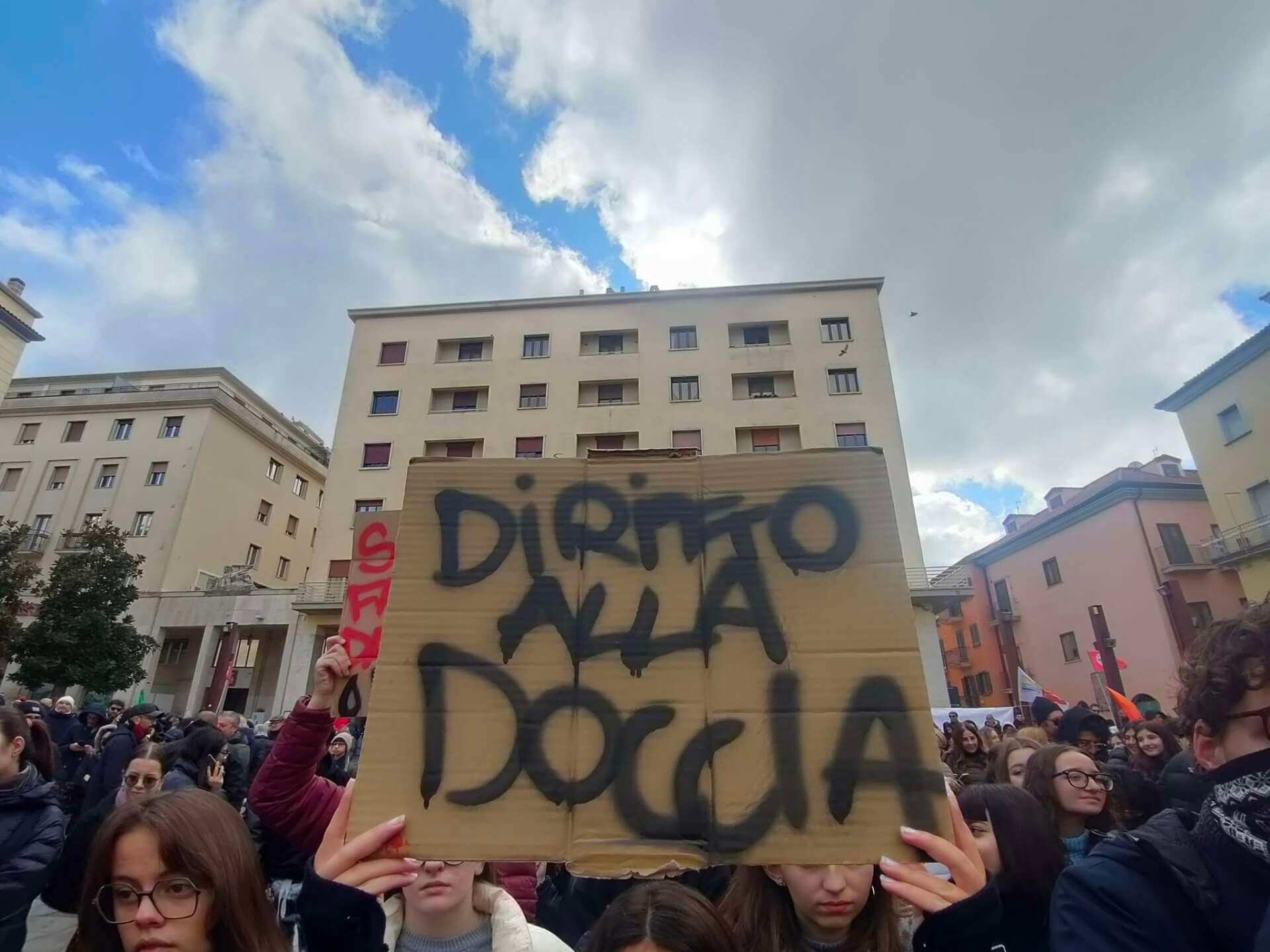 Crisi idrica in Basilicata, studenti in piazza a Potenza: «Abbiamo diritto alla doccia» – FOTO