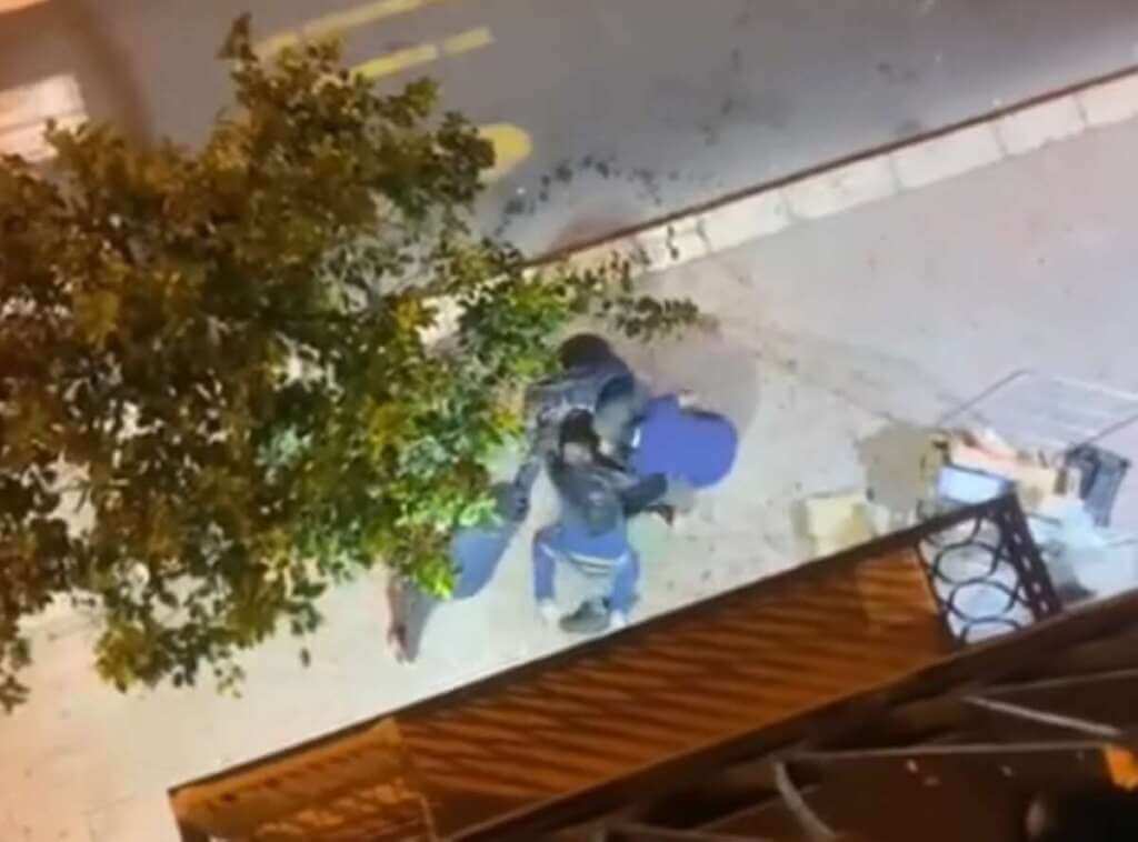 Galleria foto 'Taranto, picchiano straniero davanti all’h24: «Abbiamo paura ad uscire di casa» – VIDEO' - foto 1