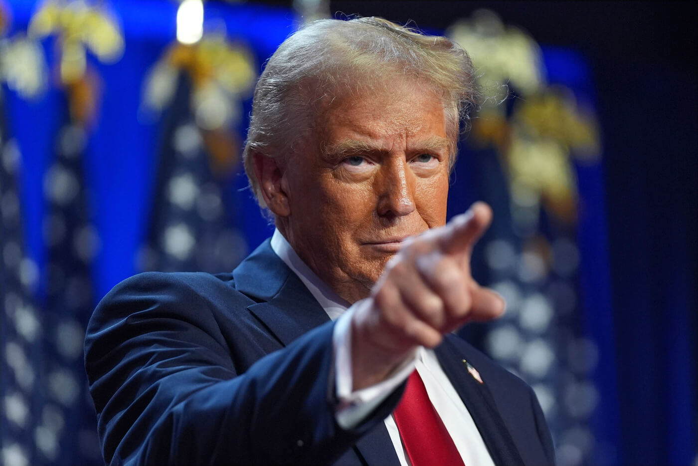Usa, Trump firma ordini esecutivi: «Fuori da Oms e accordi di Parigi sul clima. Via 1000 funzionari»