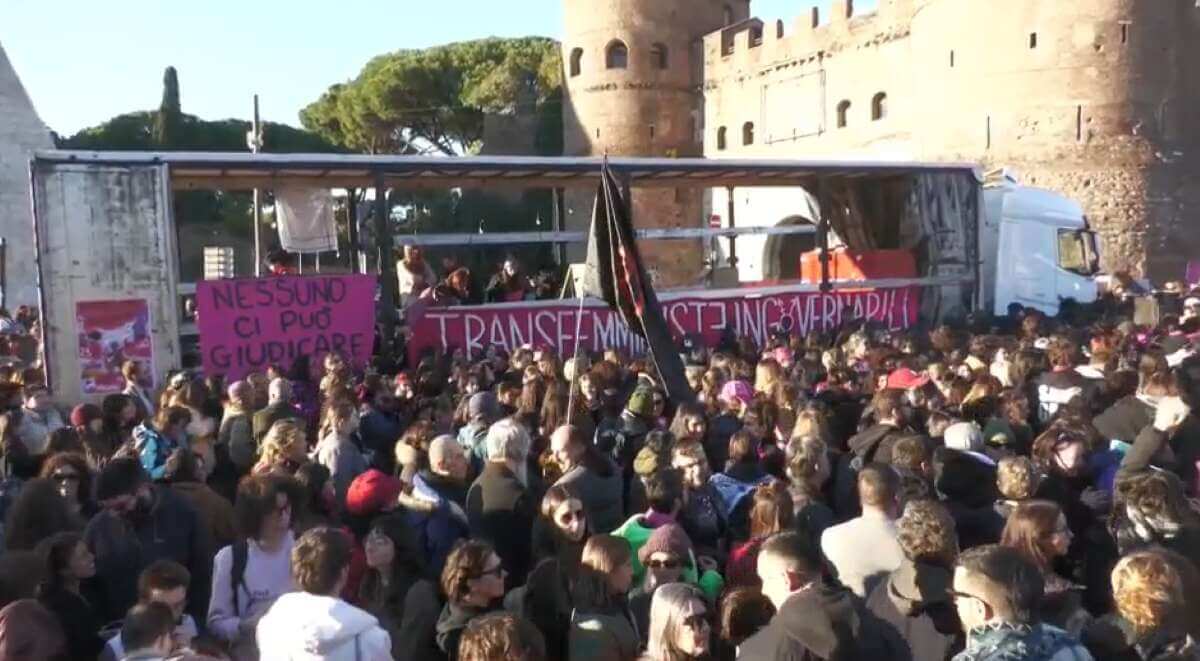 Contro la violenza sulle donne, in piazza a Roma “Non una di Meno”: «Il patriarcato esiste» Contro la violenza sulle donne, in piazza a Roma “Non una di Meno”: «Il patriarcato esiste»
