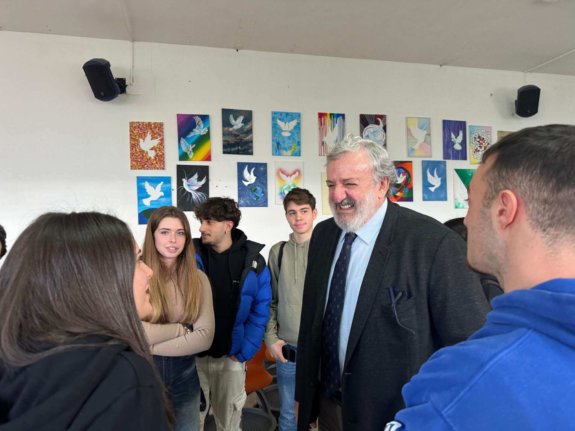 A scuola di educazione civica, Emiliano con gli studenti a Tricase: «Con la legalità si rispettano i diritti» – VIDEO A scuola di educazione civica, Emiliano con gli studenti a Tricase: «Con la legalità si rispettano i diritti» – VIDEO