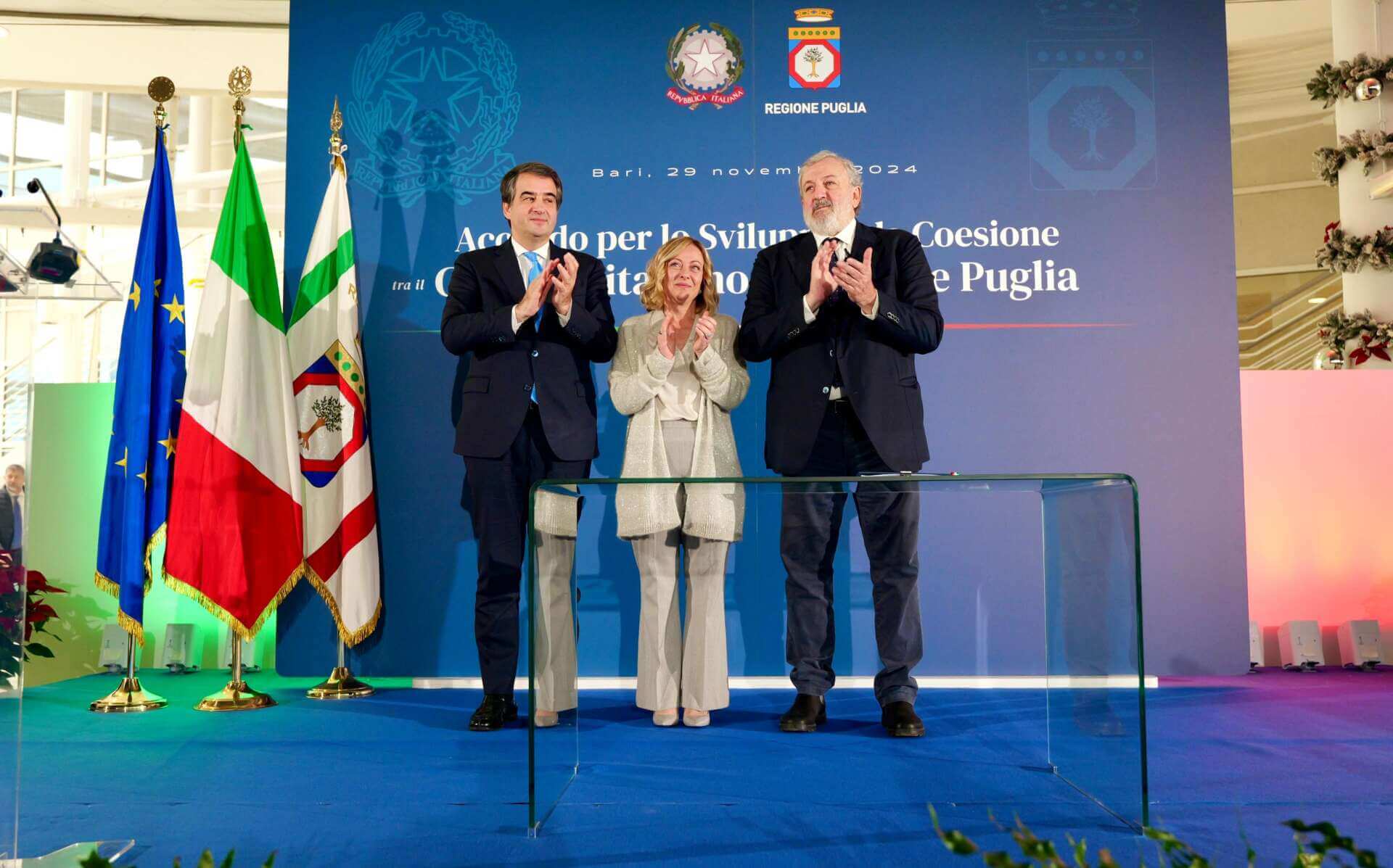 Fitto vice commissario Ue, l’abbraccio con Meloni a Bari. Emiliano: «I pugliesi lo hanno aiutato» Fitto vice commissario Ue, l’abbraccio con Meloni a Bari. Emiliano: «I pugliesi lo hanno aiutato»