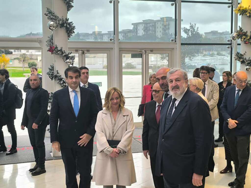 Galleria foto 'Fsc, a Bari la firma del patto con la Puglia: accordo da 6,5 miliardi di euro. Meloni: «Sud locomotiva d’Italia»' - foto 2