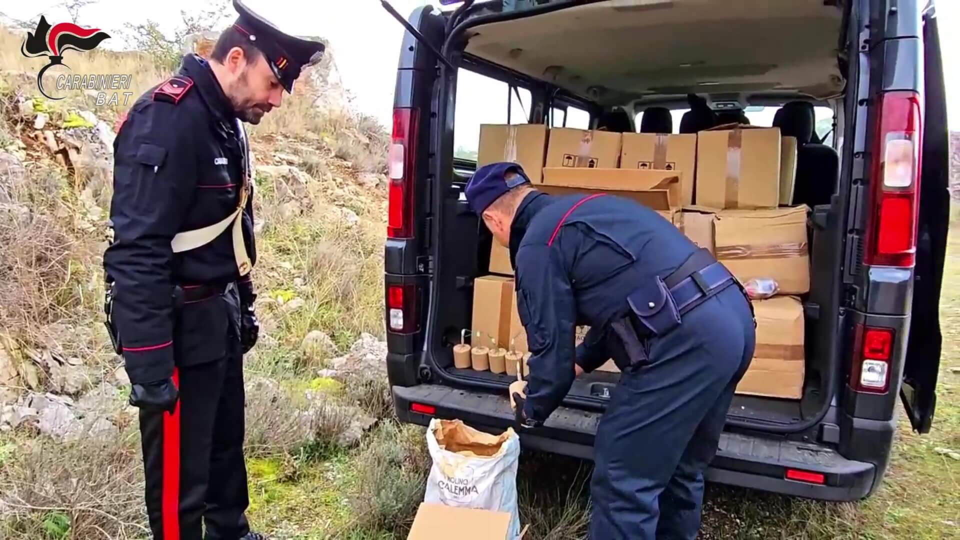 Minervino Murge, furgone con 350 kg di esplosivo fuori strada durante l’inseguimento: 2 arresti – VIDEO
