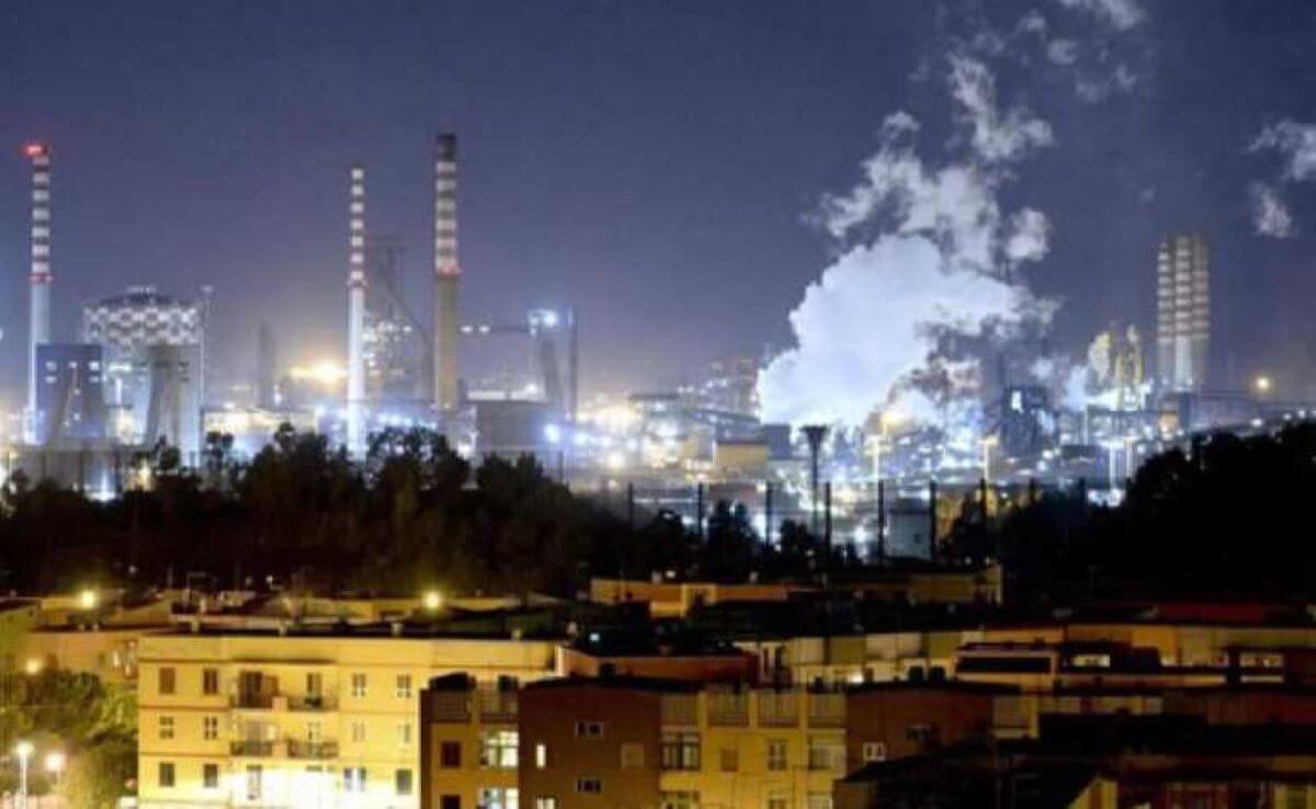 Ex Ilva, emissioni inquinanti oltre i limiti a Taranto: il Ministero dell’Ambiente diffida Acciaierie d’Italia
