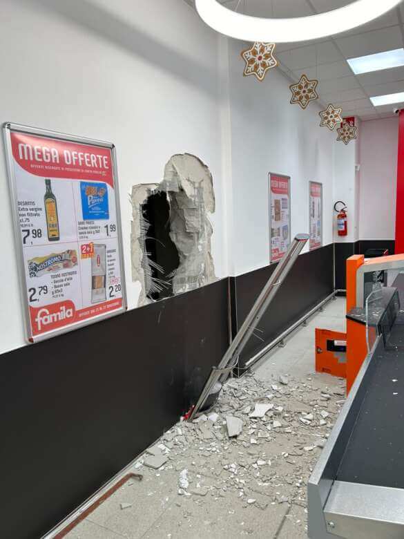 Bari, a pochi giorni dall’apertura già nel mirino dei vandali il nuovo Famila al San Paolo – FOTO