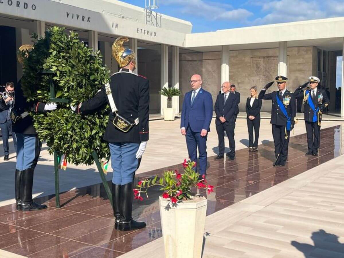 Il presidente della Camera Lorenzo Fontana a Bari per il 4 novembre: la cerimonia al Sacrario Il presidente della Camera Lorenzo Fontana a Bari per il 4 novembre: la cerimonia al Sacrario