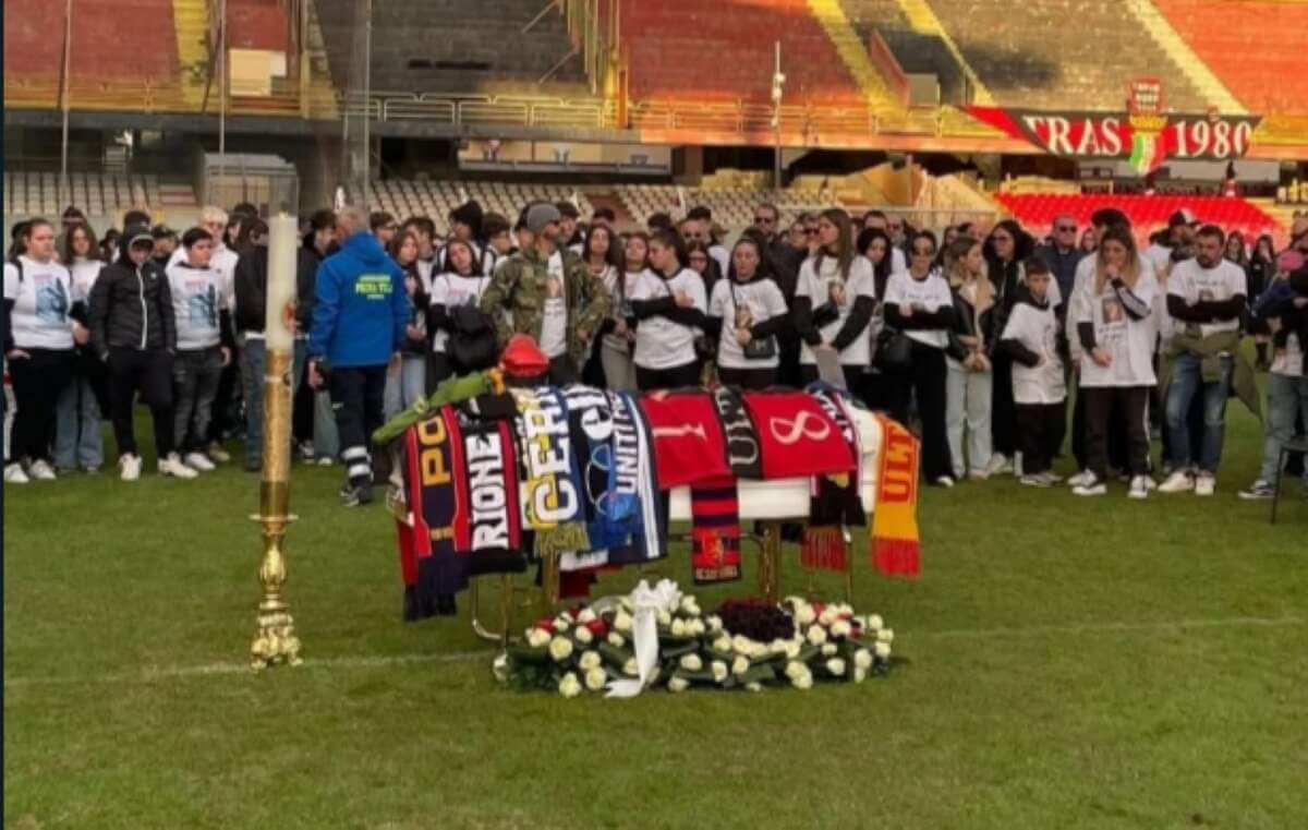 Tifosi morti nell’incidente, Foggia piange Samuele: in oltre 2500 ai funerali allo Zaccheria Tifosi morti nell’incidente, Foggia piange Samuele: in oltre 2500 ai funerali allo Zaccheria