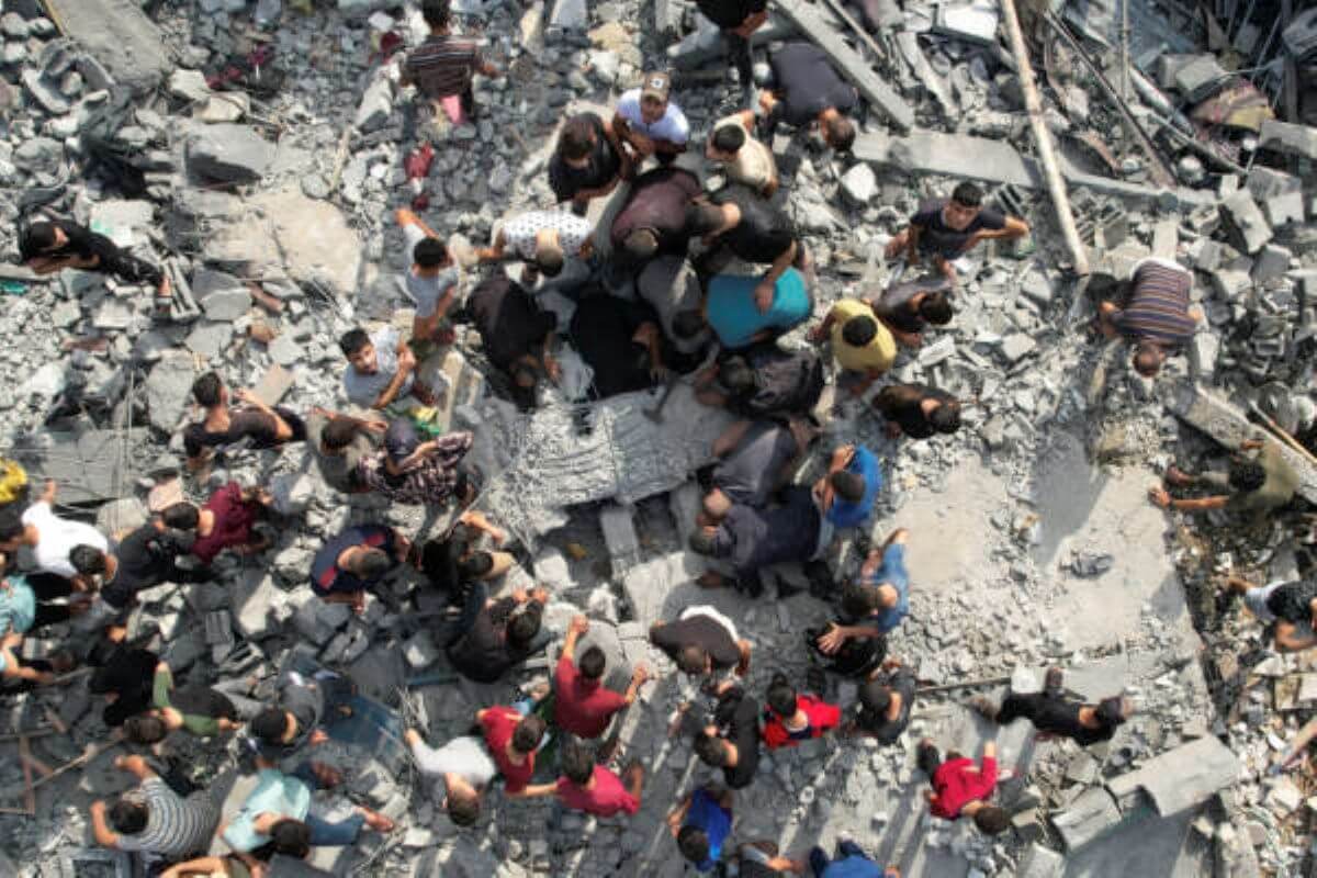 Alfabeto della pietà: gli abbracci di Pompei e i crimini di Gaza Alfabeto della pietà: gli abbracci di Pompei e i crimini di Gaza