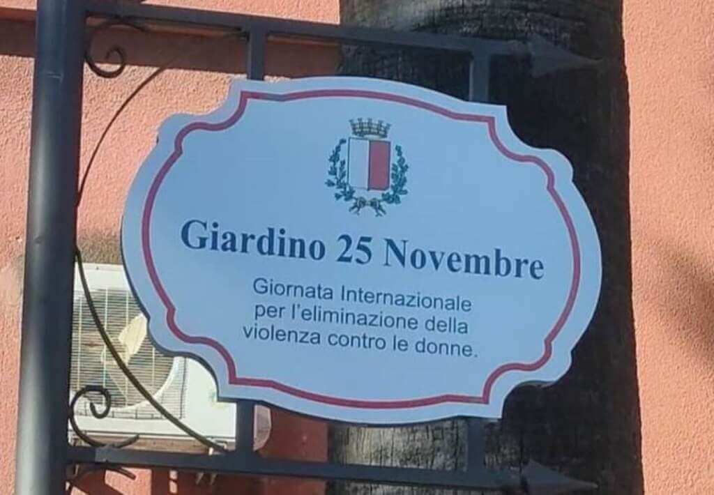 Galleria foto 'Bari, davanti alla scuola nasce il “Giardino 25 novembre” contro la violenza sulle donne' - foto 1