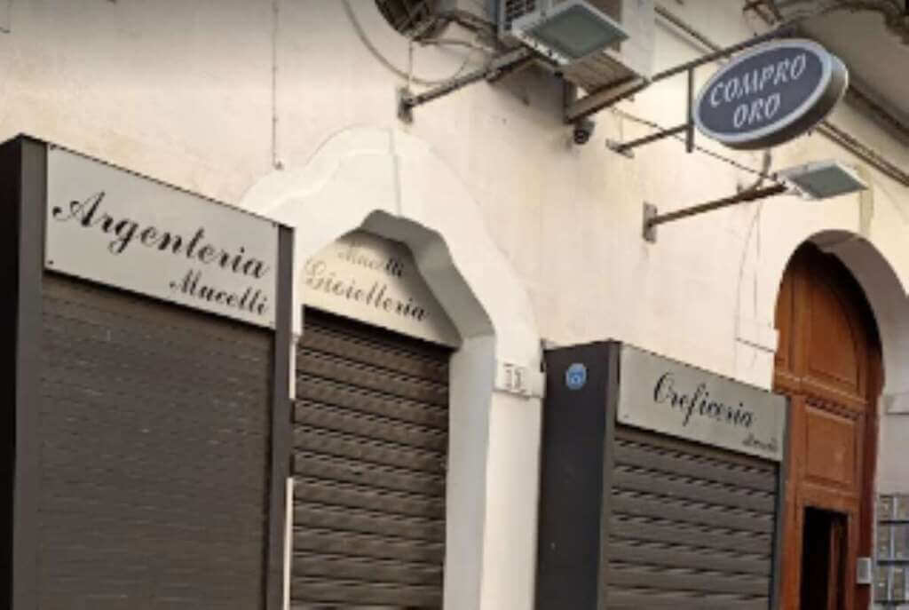 Galleria foto 'Foggia, titolare di una gioielleria sventa rapina in pieno giorno e si sfoga: «Mi sarei fatto sparare»' - foto 1