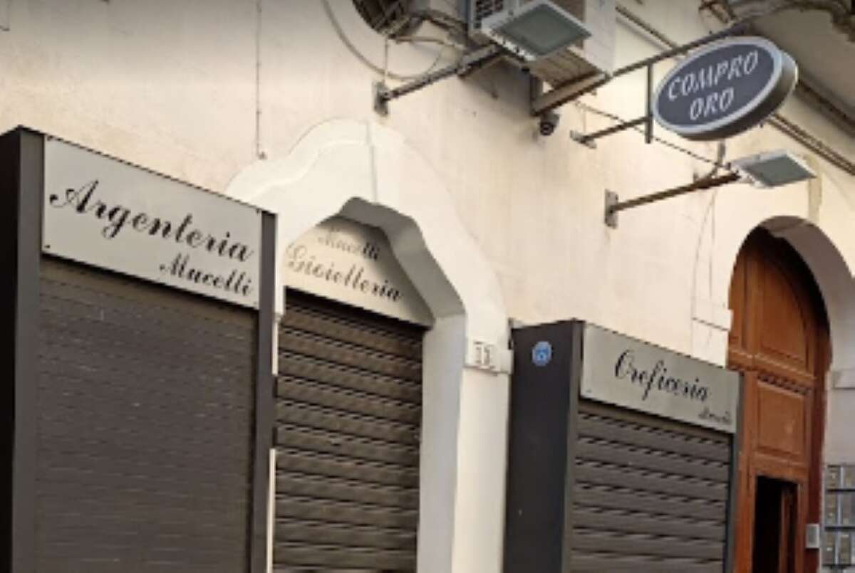Foggia, titolare di una gioielleria sventa rapina in pieno giorno e si sfoga: «Mi sarei fatto sparare» Foggia, titolare di una gioielleria sventa rapina in pieno giorno e si sfoga: «Mi sarei fatto sparare»