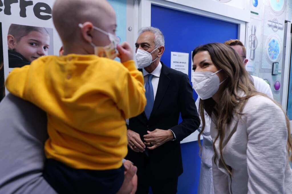 Galleria foto 'Taranto, Gabriele Gravina (Figc) visita i bimbi dell’oncoematologia: «Un momento di sollievo» – VIDEO' - foto 13